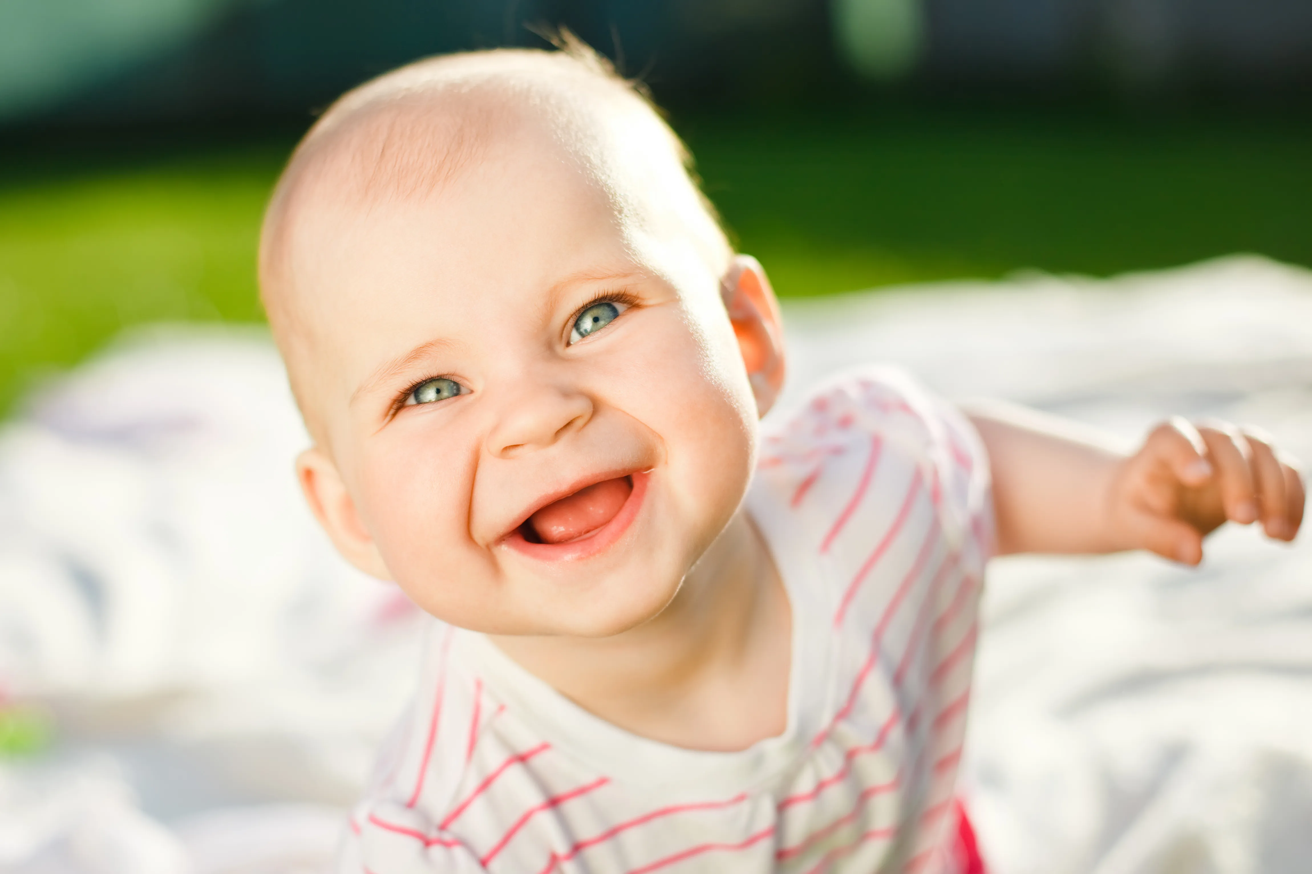 Baby is happy. Улыбка ребенка. Ребенок улыбается. Счастливый ребенок. Малыш смеется.